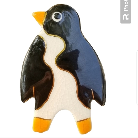 LARGE CERAMIC & HANDGLAZED ENAMEL PENGUIN BROOCH - Picture 1 of 4